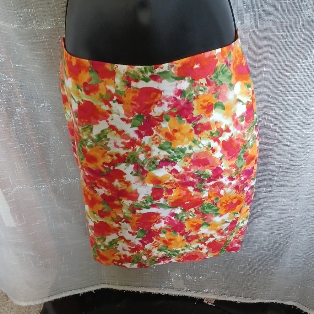 Forever21 🦙Floral Pencil Skirt with a slit, US 2